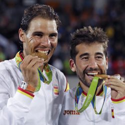 Rafael Nadal y Marc lópez tras ganar un oro olímpico en Río 2016