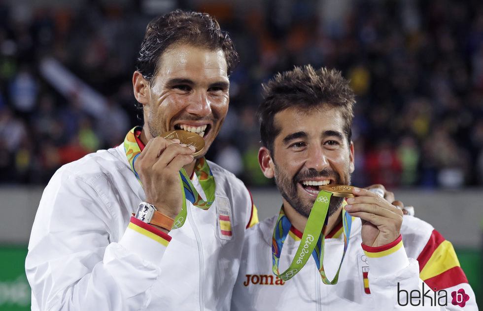 Rafael Nadal y Marc lópez tras ganar un oro olímpico en Río 2016