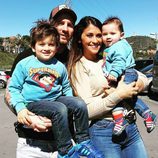 Leo Messi y Antonella Roccouzzo con sus hijos Thiago y Mateo