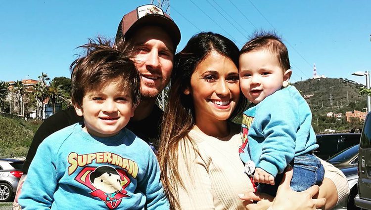 Leo Messi y Antonella Roccouzzo con sus hijos Thiago y Mateo
