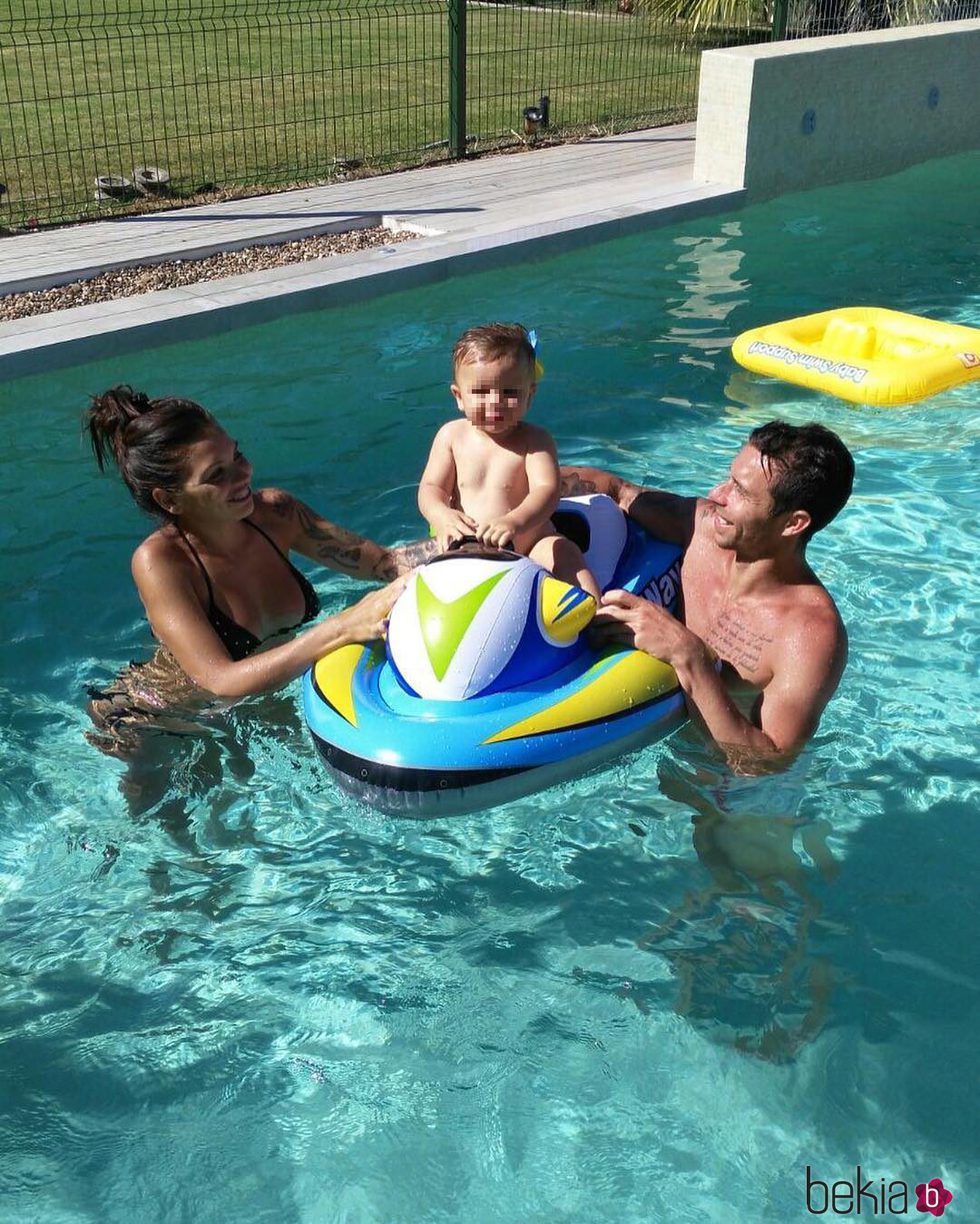 María Hernández y Rubén Castro con el pequeño Rubén en la piscina