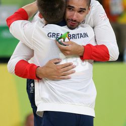 Louis Smith y Max Whitlock dándose un abrazo en Río 2016
