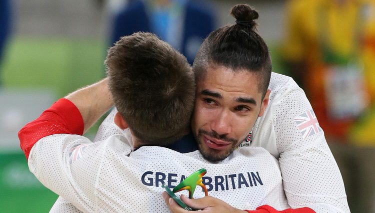 Louis Smith y Max Whitlock dándose un abrazo en Río 2016