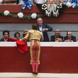 El Juli saluda al Rey Juan Carlos, a la Infanta Elena y a sus hijos en la plaza de toros de San Sebastián