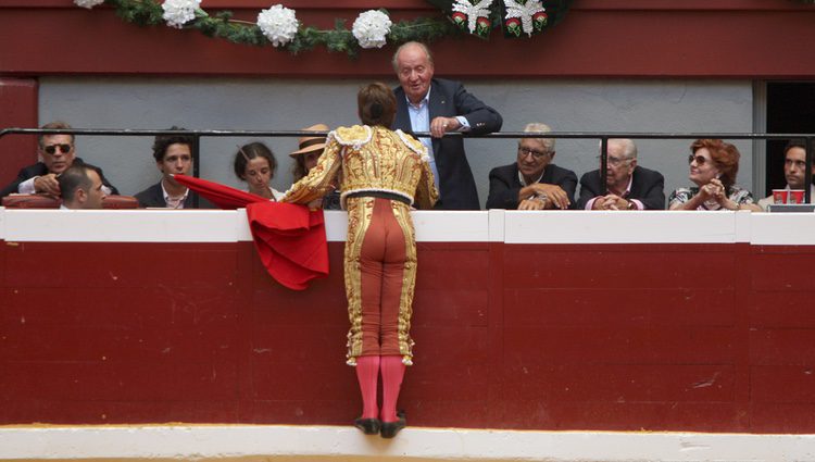 El Juli saluda al Rey Juan Carlos, a la Infanta Elena y a sus hijos en la plaza de toros de San Sebastián
