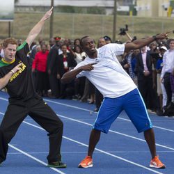 Usain Bolt con el Príncipe Harry durante una visita oficial