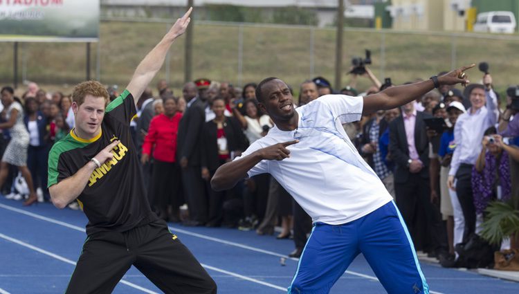 Usain Bolt con el Príncipe Harry durante una visita oficial