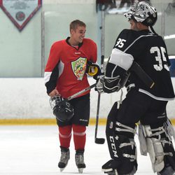 Justin Bieber jugando al hockey en San Fernando Valley