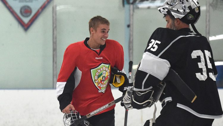 Justin Bieber jugando al hockey en San Fernando Valley