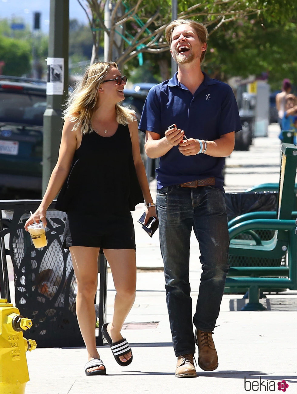 Kaley Cuoco y su novio Karl Cook paseando por las calles de Los Ángeles