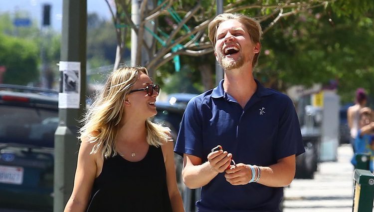 Kaley Cuoco y su novio Karl Cook paseando por las calles de Los Ángeles