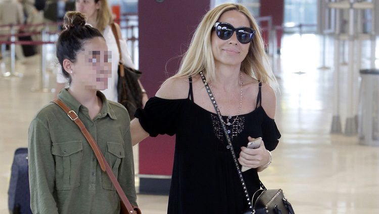 Marta Sánchez y su hija Paula en el aeropuerto