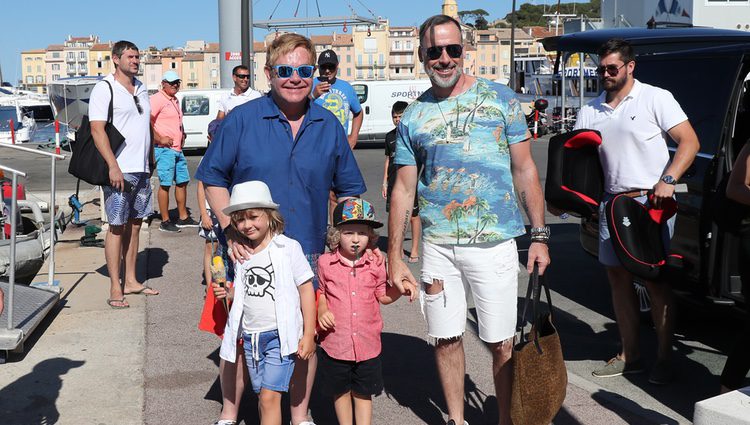 Elton John y David Furnish disfrutando de unas vacaciones por St. Tropez con sus hijos