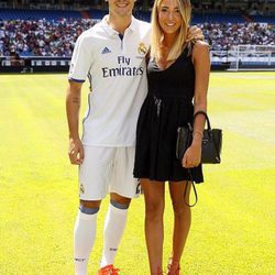 Álvaro Morata y su novia en la presentación del jugador