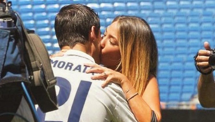 Álvaro Morata besando a su novia Alice Campello