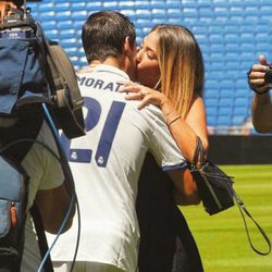 Álvaro Morata besando a su novia Alice Campello