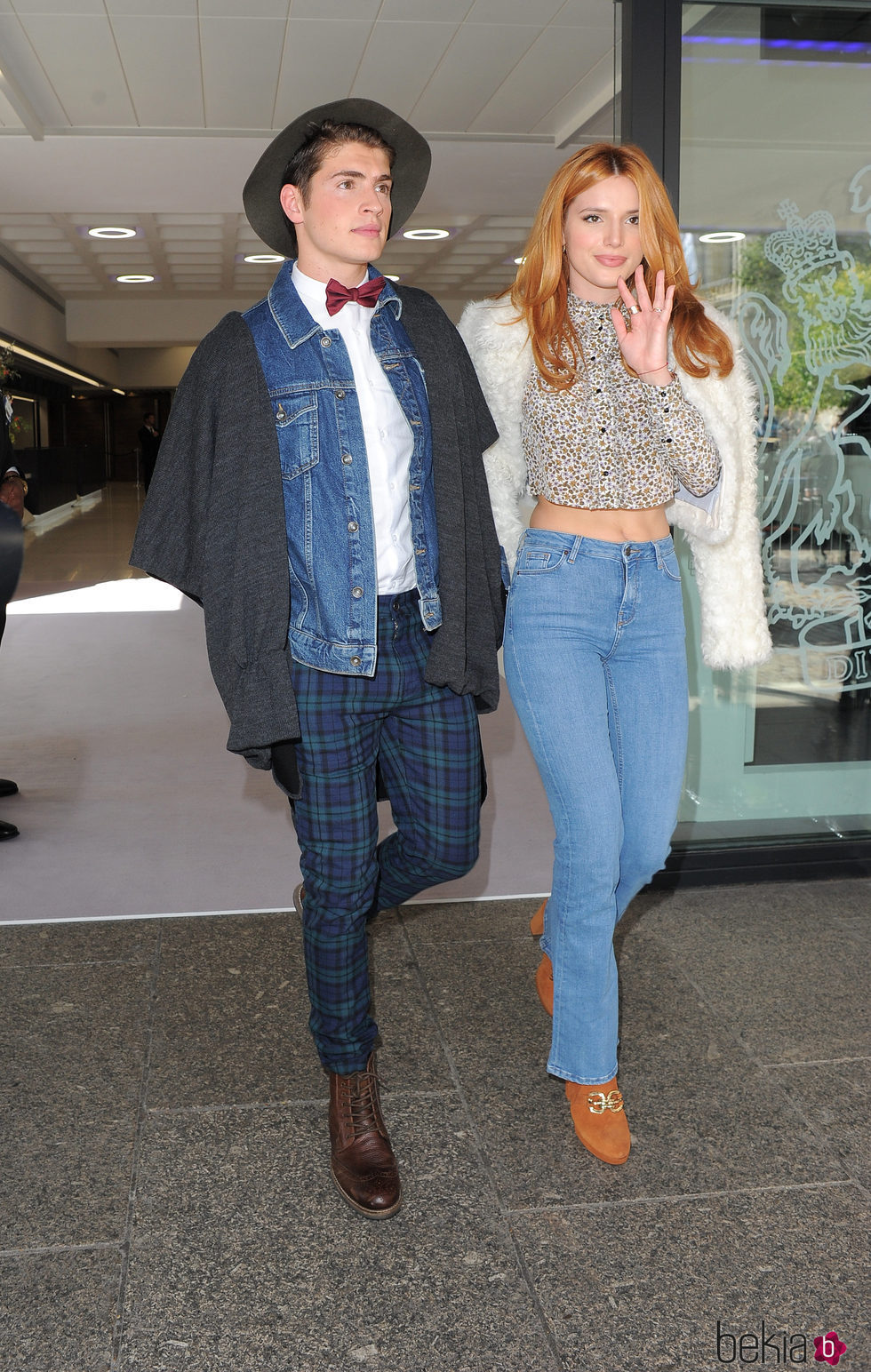 Bella Thorne y Gregg Sulkin en la London Fashion Week en 2015