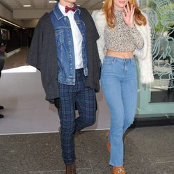 Bella Thorne y Gregg Sulkin en la London Fashion Week en 2015