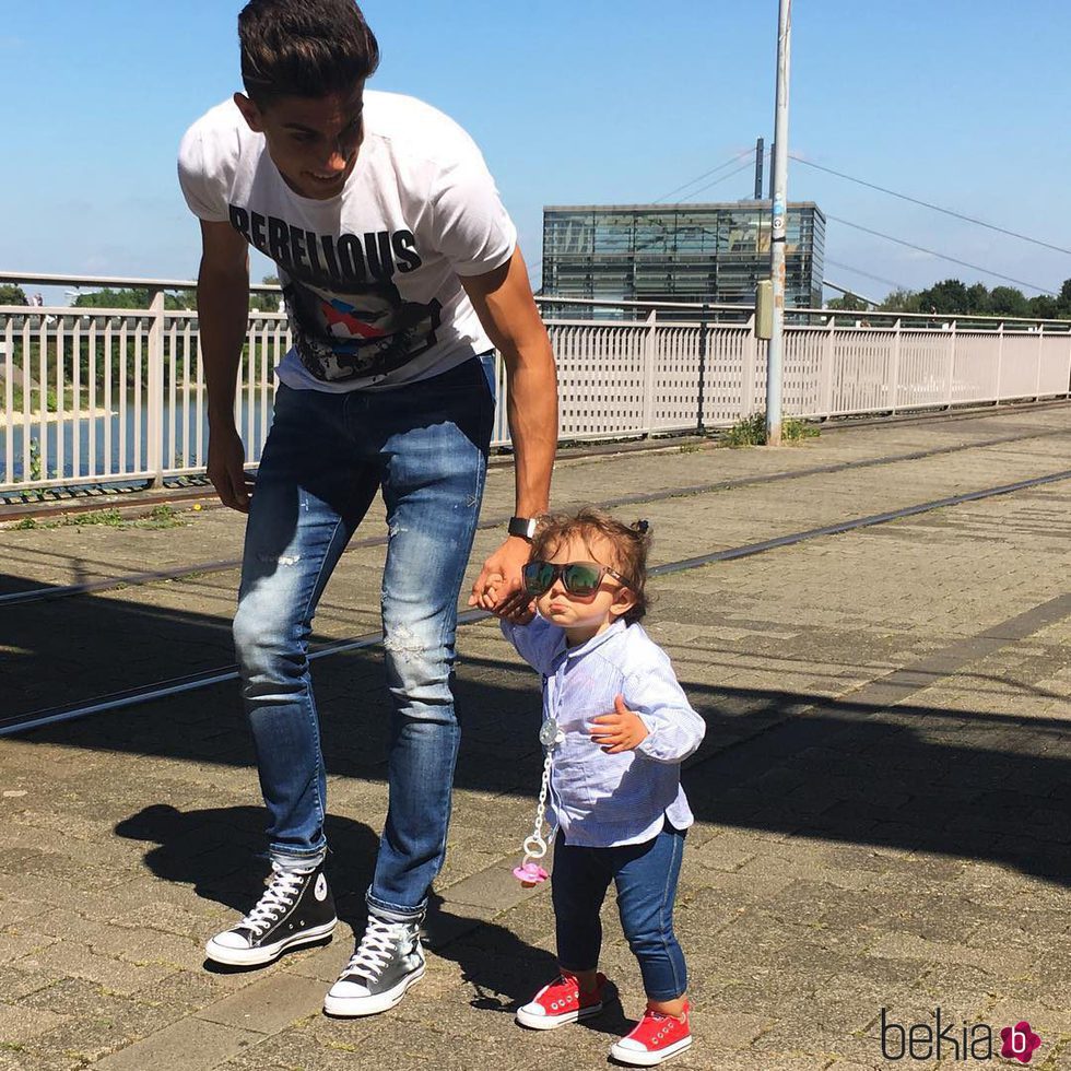 Marc Bartra de paseo por Alemania con su hija Gala