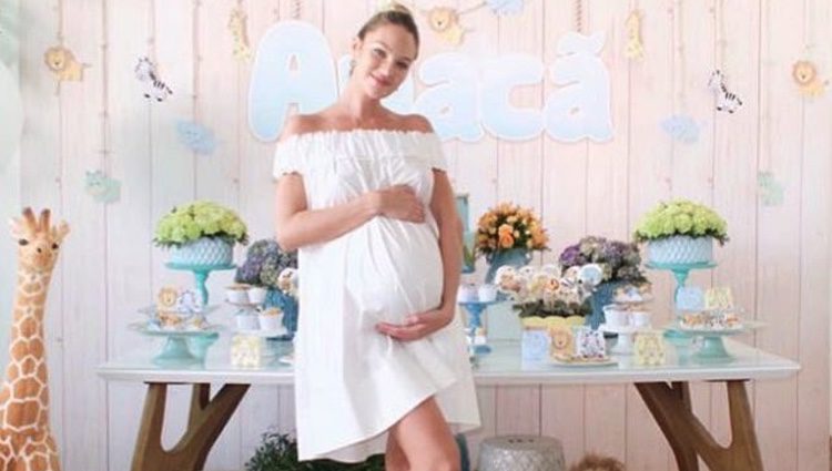 Candice Swanepoel durante su baby shower
