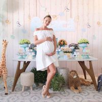 Candice Swanepoel durante su baby shower