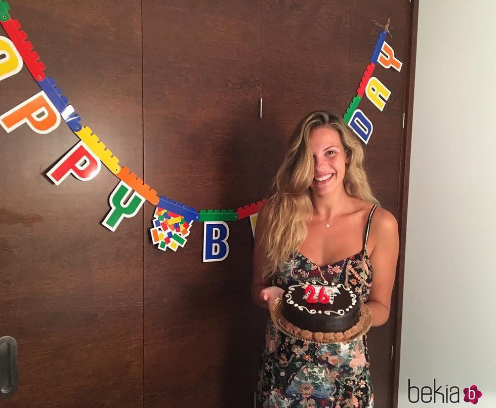 Jessica Bueno posando con la tarta de su 26 cumpleaños