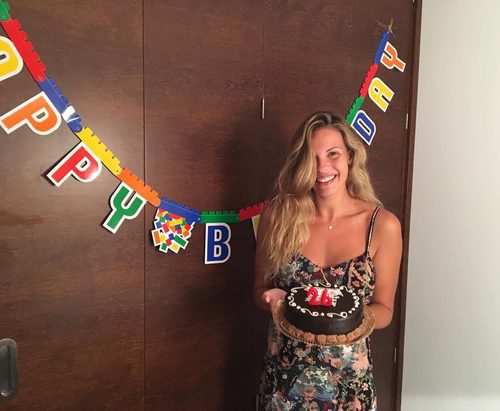 Jessica Bueno posando con la tarta de su 26 cumpleaños