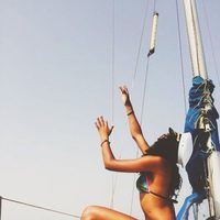 Berta Vázquez en bikini a bordo de un barco