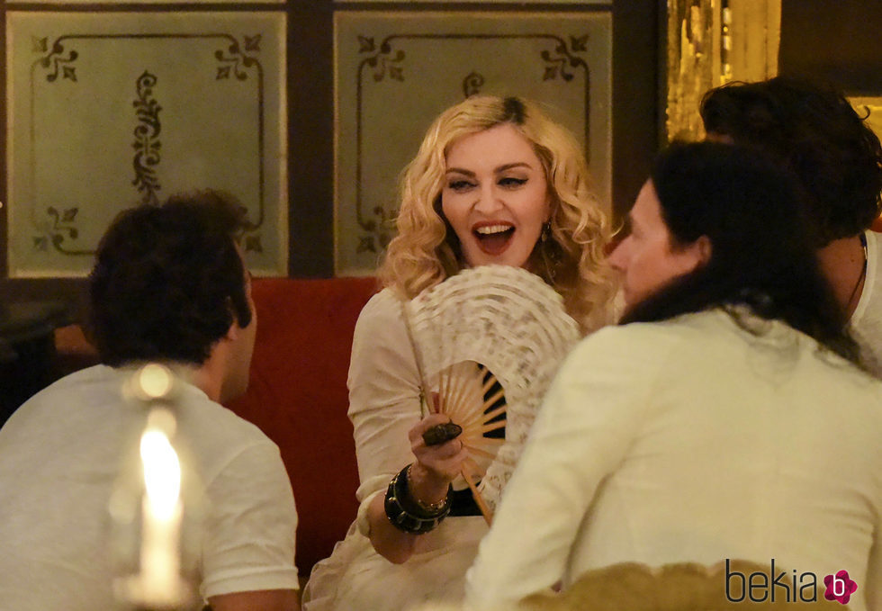 Madonna de cena celebrando su cumpleaños en La Habana