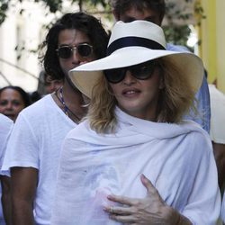 Madonna paseando por La Habana