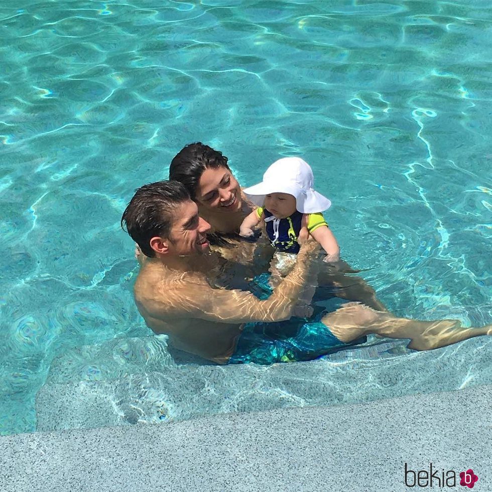 Michael Phelps en la piscina con su hijo