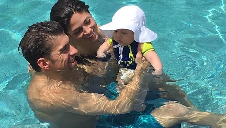 Michael Phelps en la piscina con su hijo