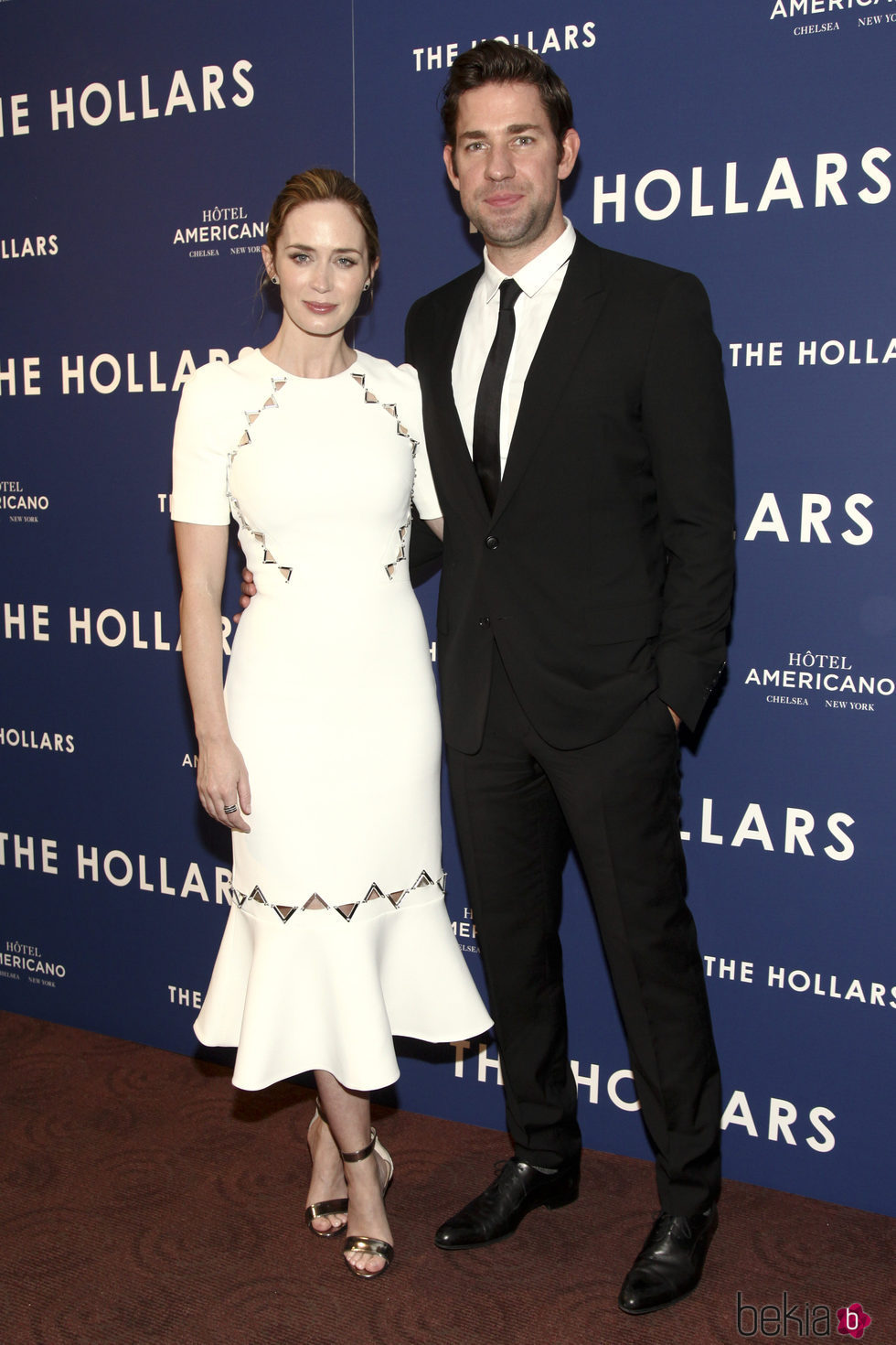 Emily Blunt reaparece tras ser madre en el estreno de 'The Hollars'
