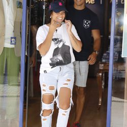 Gloria Camila sale de su tienda de ropa junto a su novio Kiko Jiménez