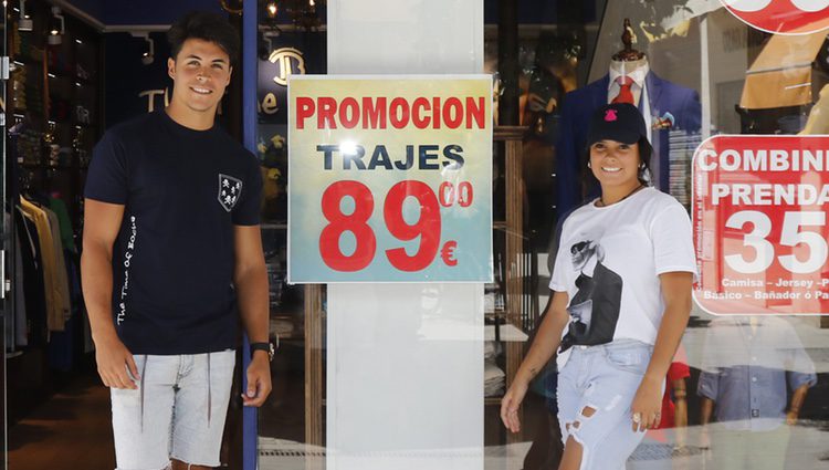 Gloria Camila y Kiko Jiménez en la reinauguración de la tienda de la joven en Sevilla
