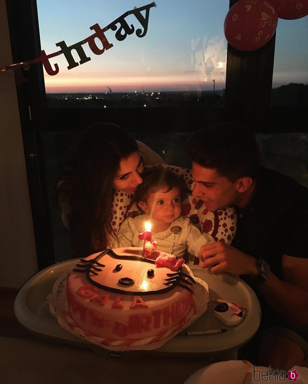 Marc Bartra y Melissa Jiménez celebrando el primer cumpleaños de su hija Gala