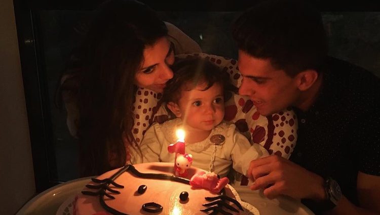 Marc Bartra y Melissa Jiménez celebrando el primer cumpleaños de su hija Gala