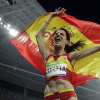Ruth Beitia con la bandera de España celebrando su medalla de oro en Rio 2016