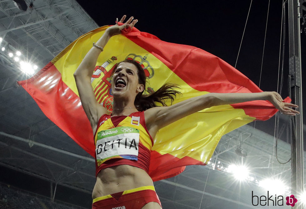 Ruth Beitia con la bandera de España celebrando su medalla de oro en Rio 2016