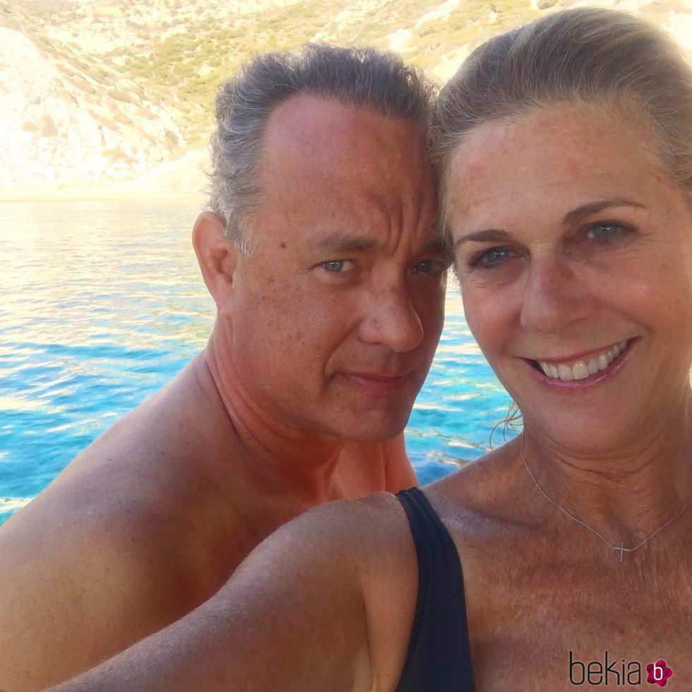 Tom Hanks y Rita Wilson celebrando en alta mar sus 28 años de amor