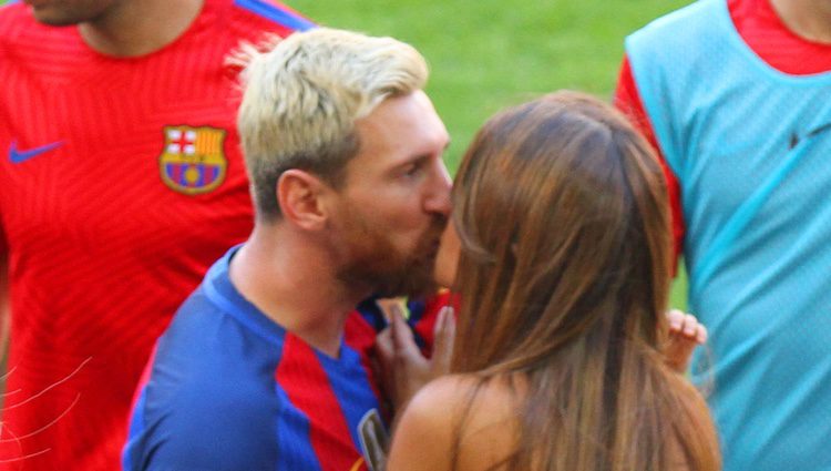Antonella Roccuzzo besando a Leo Messi en el Camp Nou