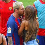 Antonella Roccuzzo besando a Leo Messi en el Camp Nou