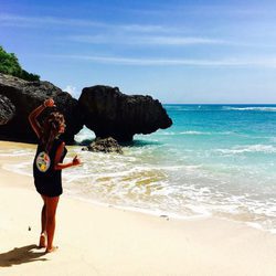 Lara Álvarez posando en la orilla de la playa de Uluwatu en Bali