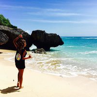 Lara Álvarez posando en la orilla de la playa de Uluwatu en Bali