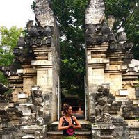 Lara Álvarez en el templo del agua de Uluwatu en Bali