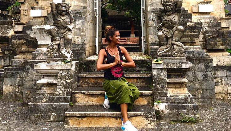 Lara Álvarez en el templo del agua de Uluwatu en Bali