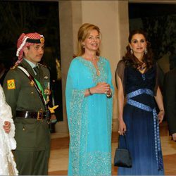 Hamzah de Jordania junto a Noor de Jordania, Abdalá y Rania de Jordania en su primera boda