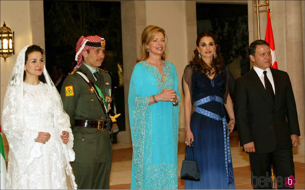 Hamzah de Jordania junto a Noor de Jordania, Abdalá y Rania de Jordania en su primera boda