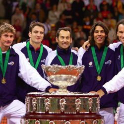 El equipo español de tenis tras ganar la Copa Davis en 2004