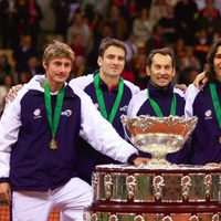 El equipo español de tenis tras ganar la Copa Davis en 2004
